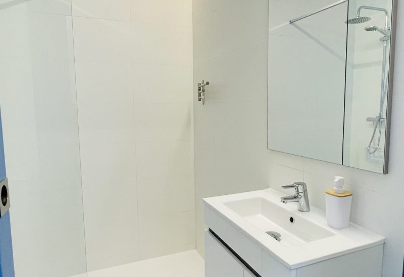 Cuarto de baño del apartamento turístico con garaje en Badajoz en primera planta